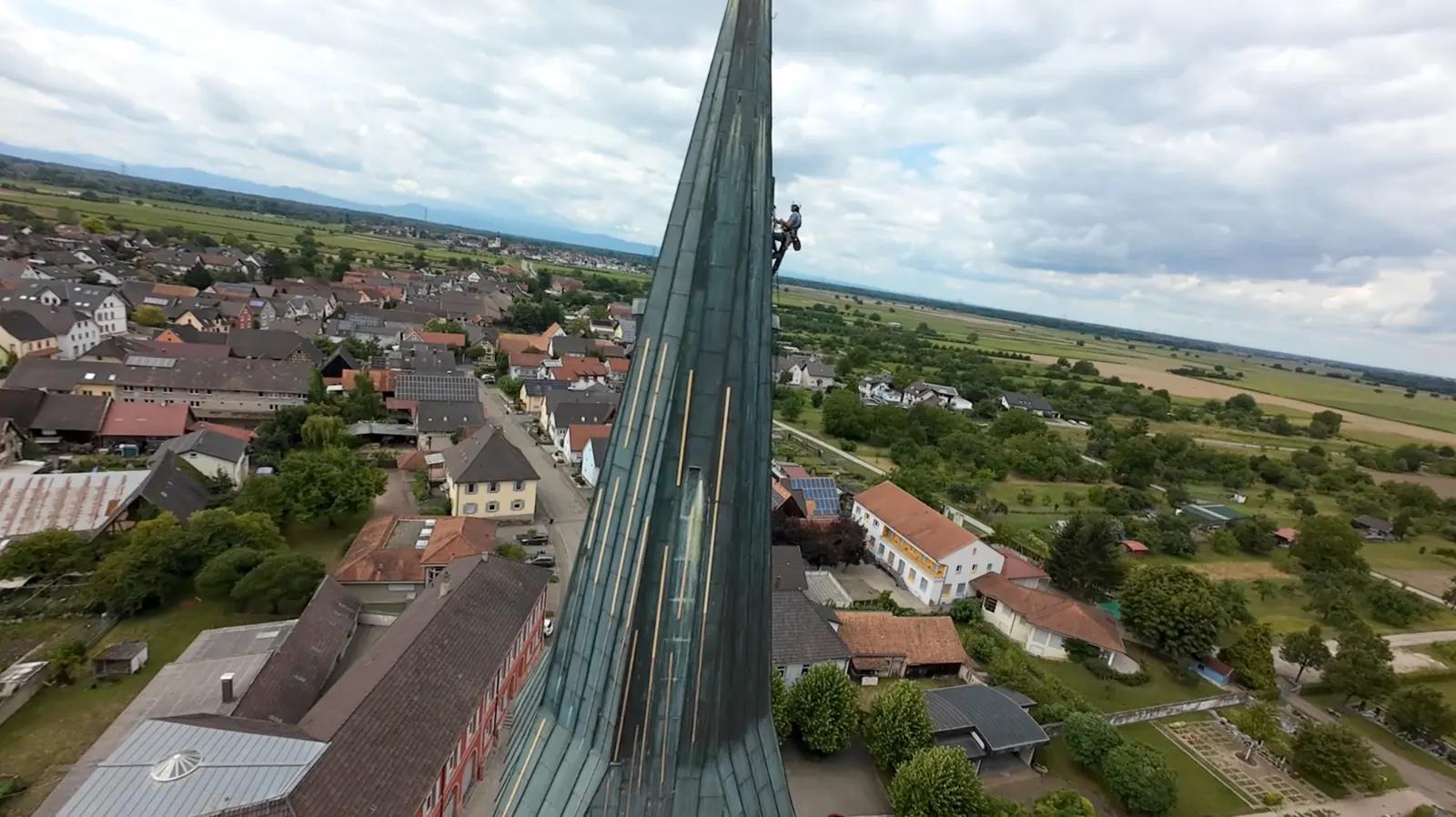 Montagearbeiten in großer Höhe durch Industriekletterer
