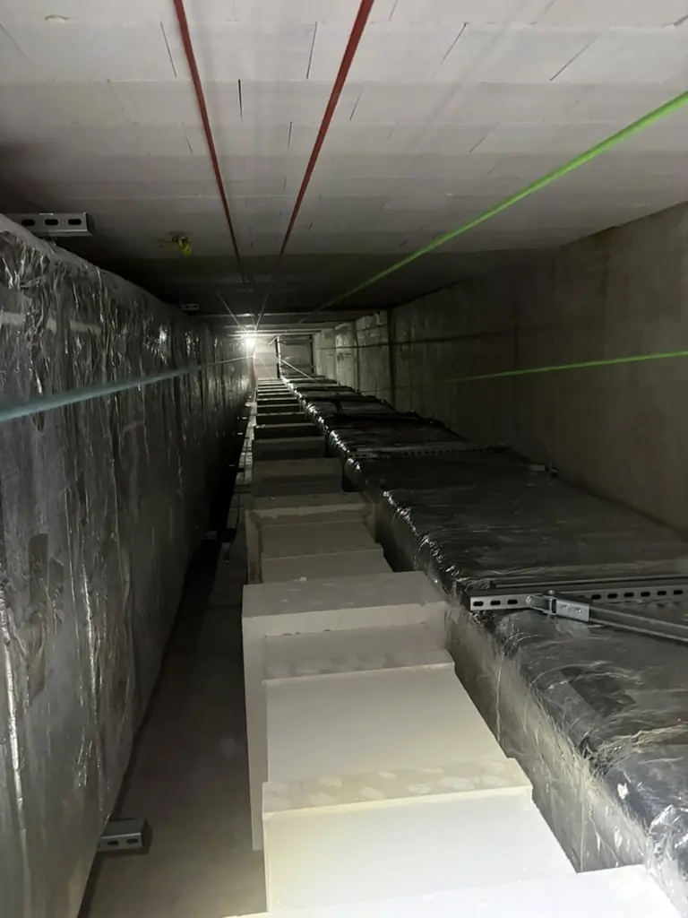 Blick in einen Installationsschacht mit technischen Leitungen und Brandschutzkanal